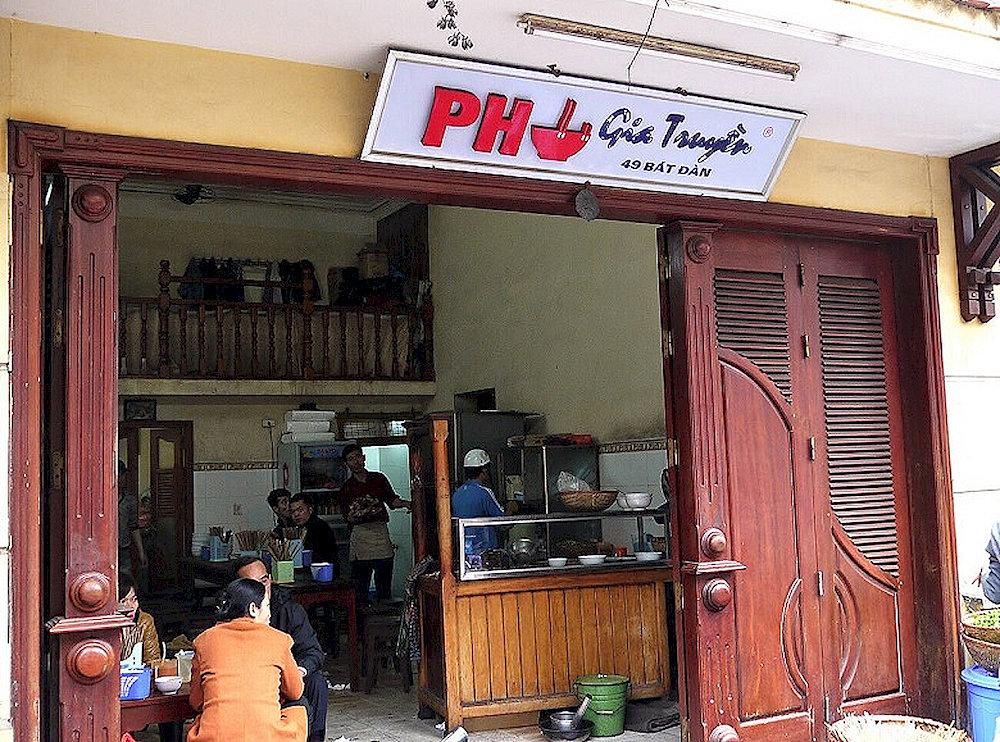 A time-honored gem where locals queue every morning for a taste of Hanoi’s most traditional beef pho 